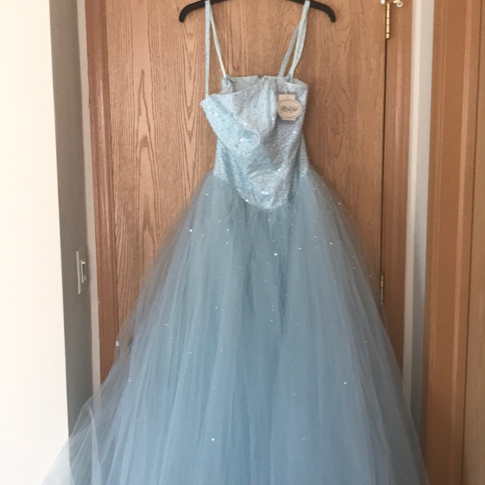 Mom’s Size 3/4 gown never worn